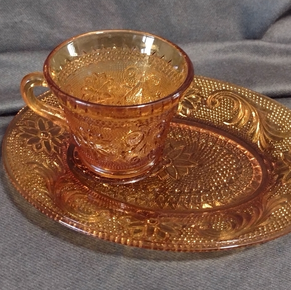 EUC Vtg. Amber Sandwich/Snack Plate and Cup, Pressed Glass - Picture 7 of 13